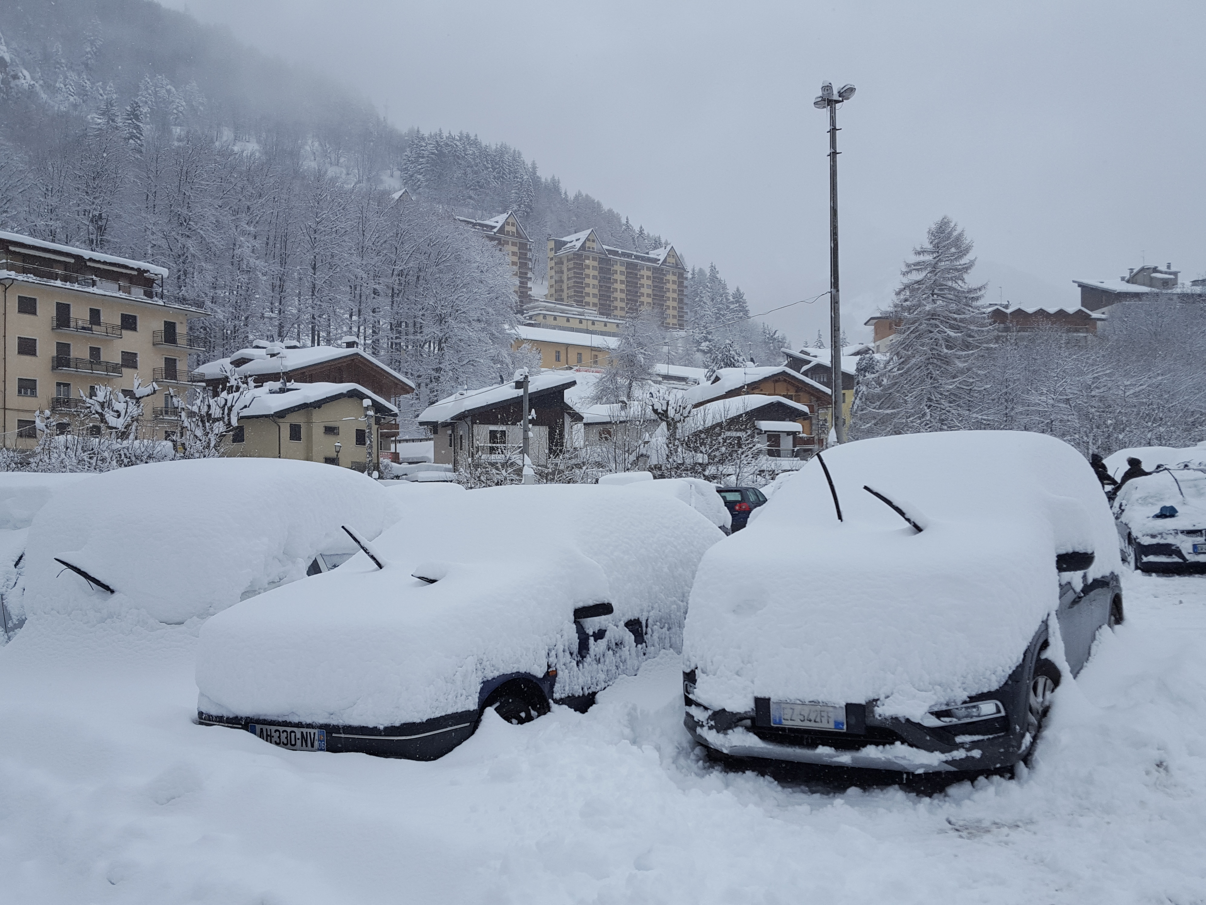 Una spessa coltre di neve ricopre auto e strade a a Limone Piemonte