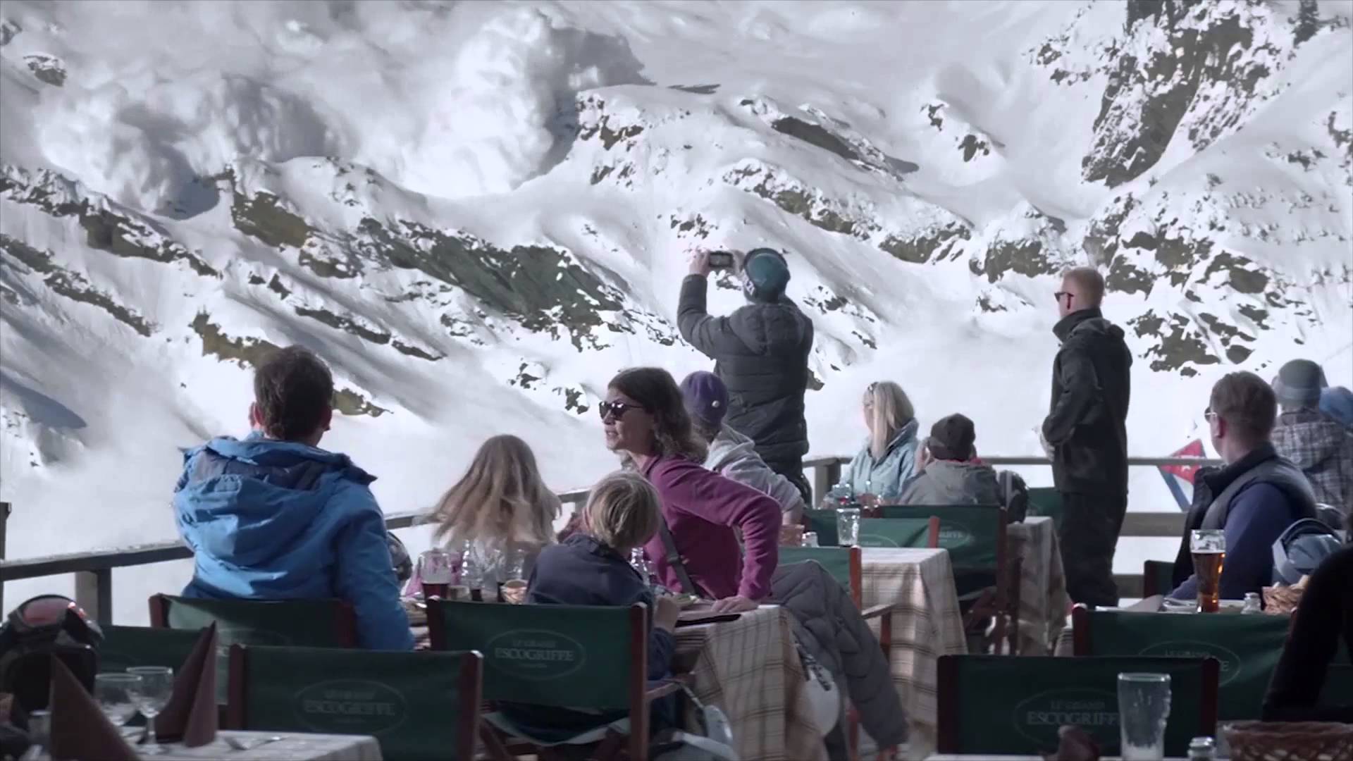 Una scena del film "Forza maggiore" che raffigura i commensali di un ristorante all'aperto che vedono all'improvviso staccarsi dalla montagna antistante una valanga che rischia di travolgerli