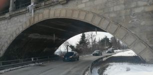 La Guida - Candelotti sotto al viadotto Soleri in via San Giacomo