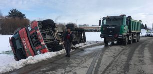 La Guida - Tir esce di strada e si ribalta, lievemente ferito il conducente