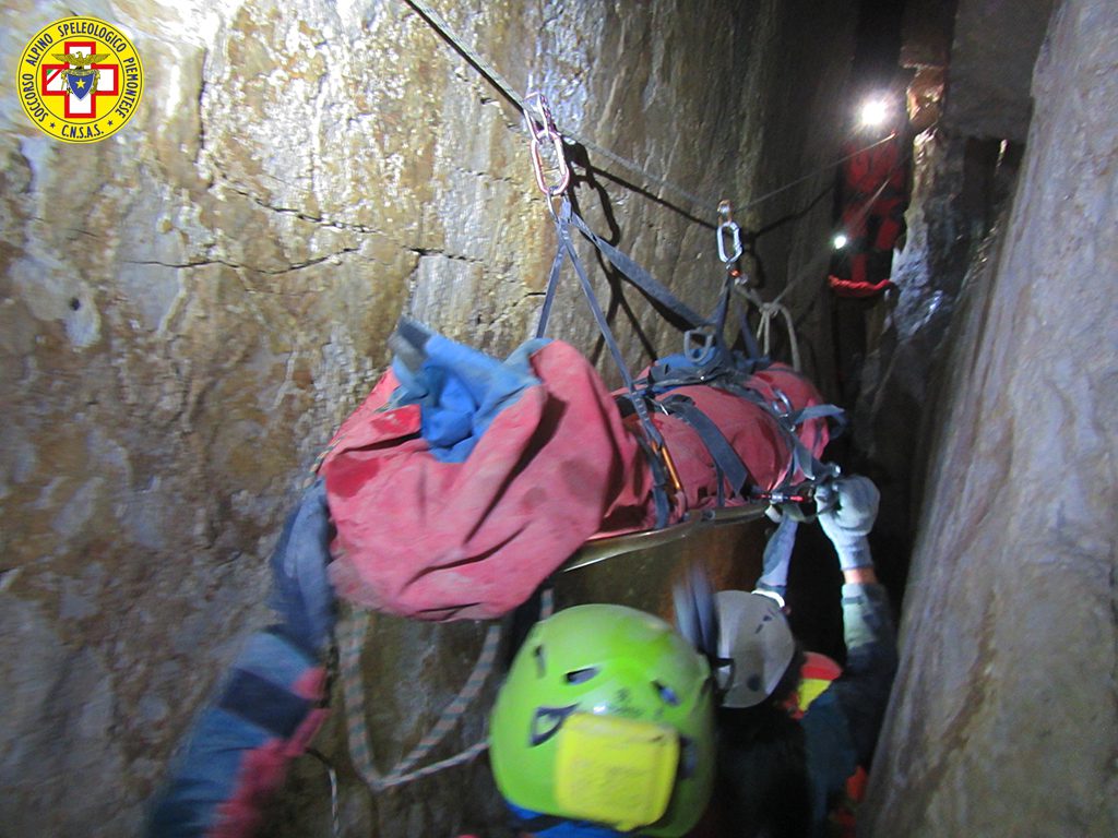 Soccorso alpino - esercitazione nella Grotta di Piaggia Bella