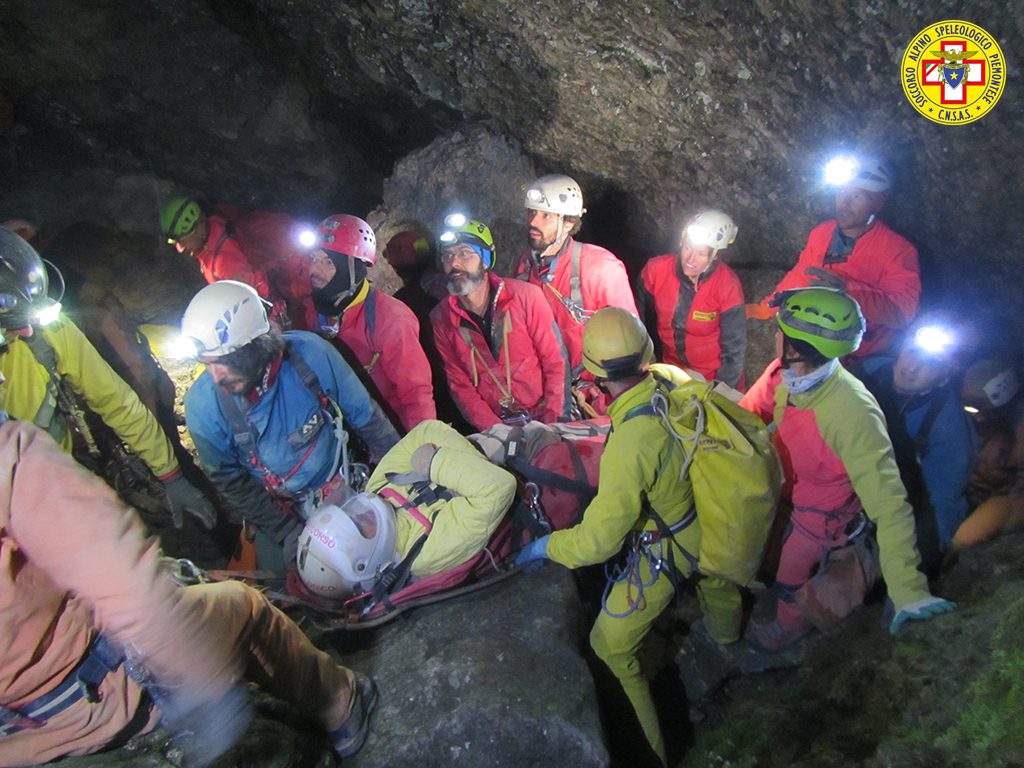 Soccorso alpino - esercitazione nella Grotta di Piaggia Bella