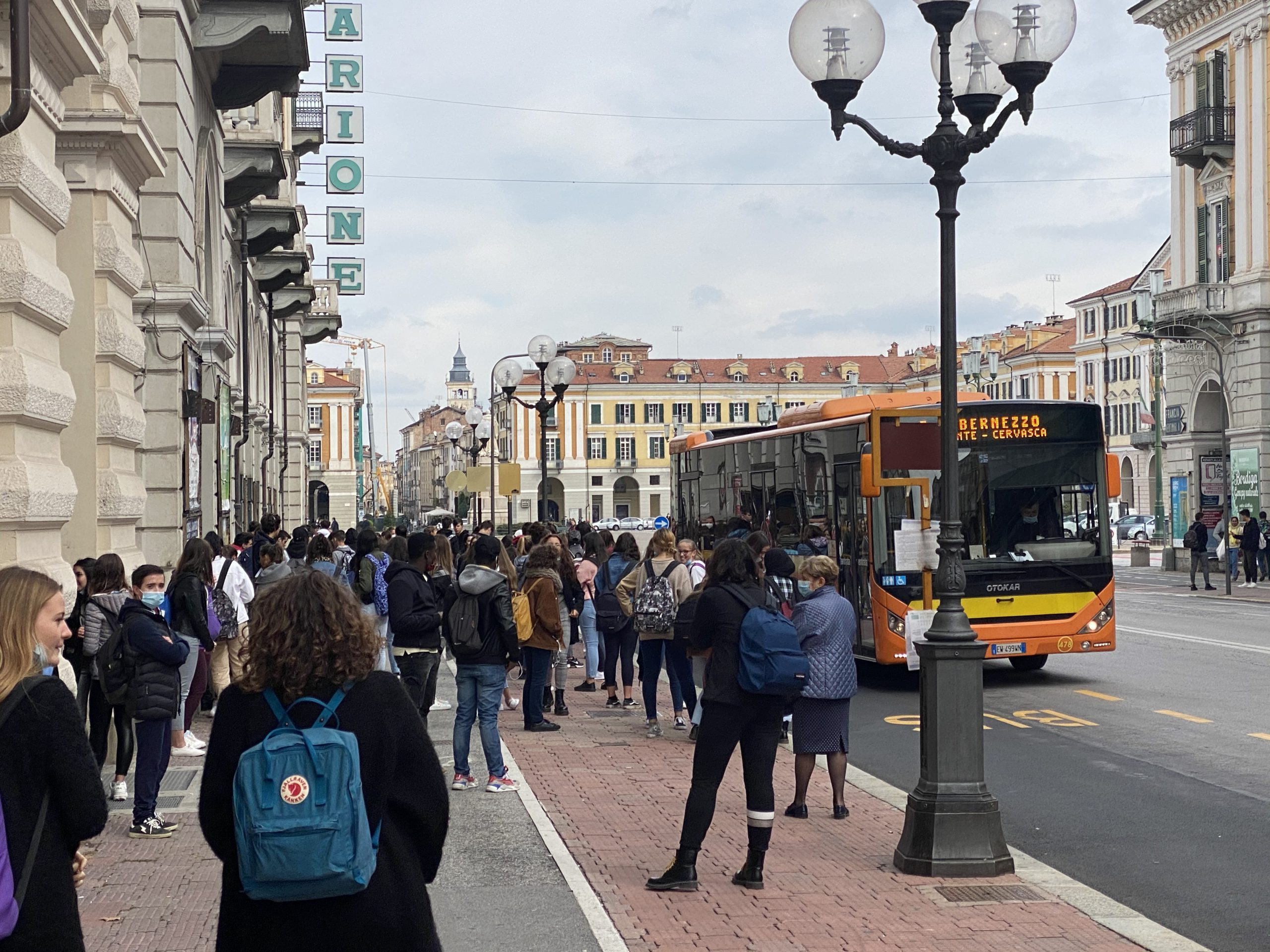 Assembramento alla fermata dell'autobus