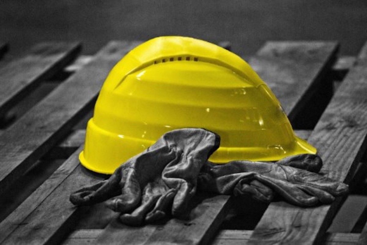 Un casco giallo e un paio di guanti da lavoro
