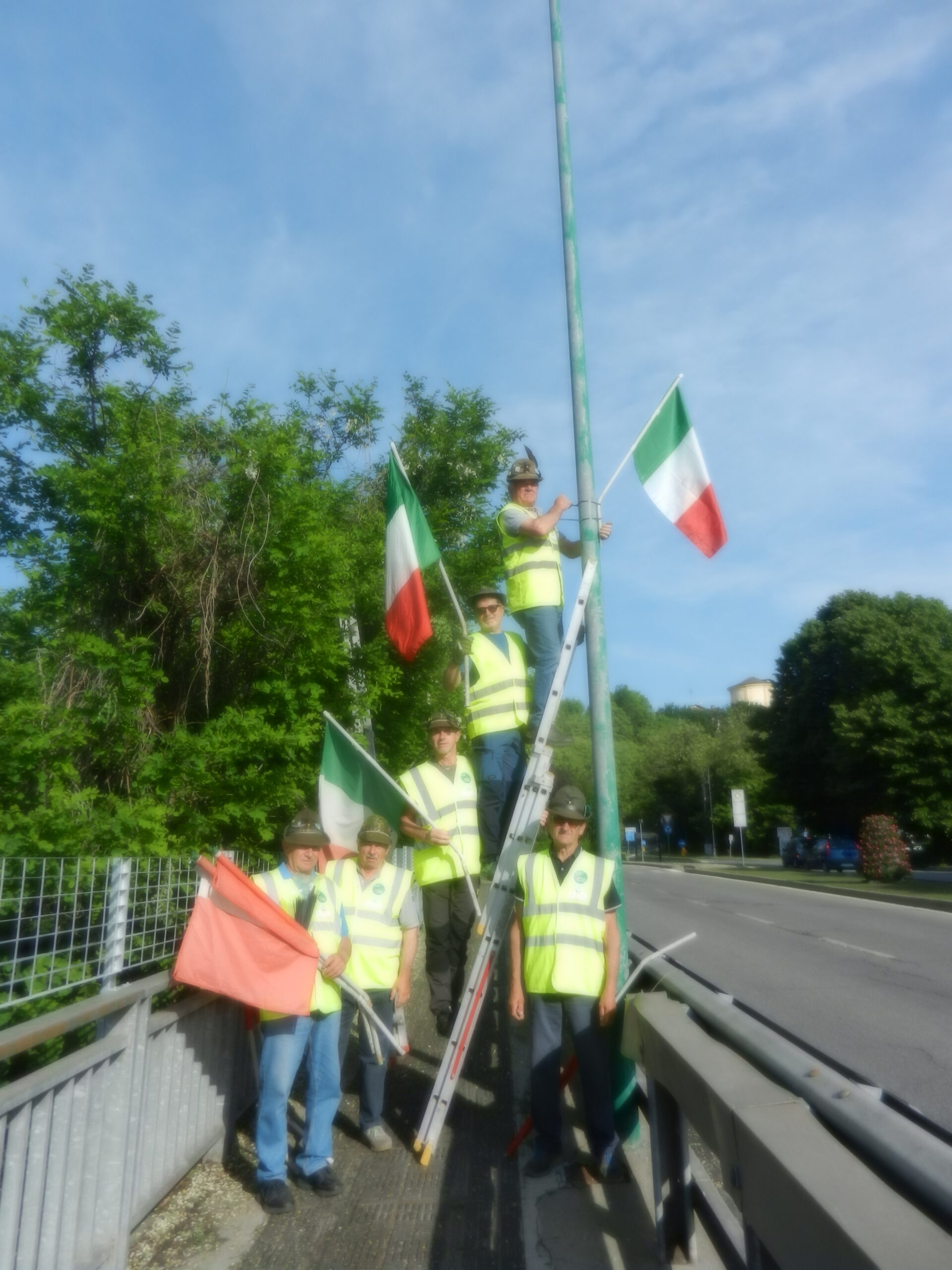 Alpini addobbano Cuneo con le bandierine