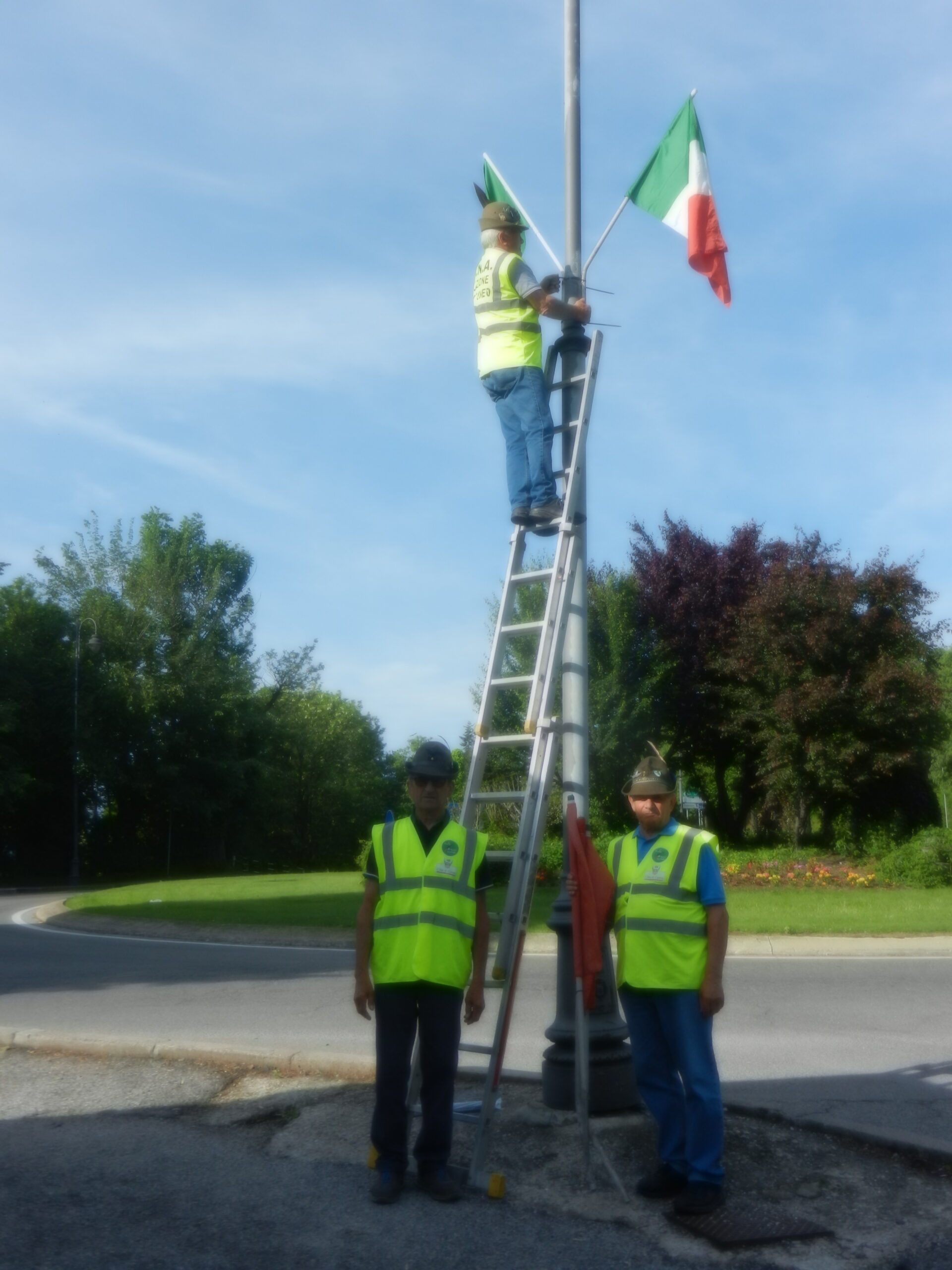 Alpini addobbano Cuneo con le bandierine