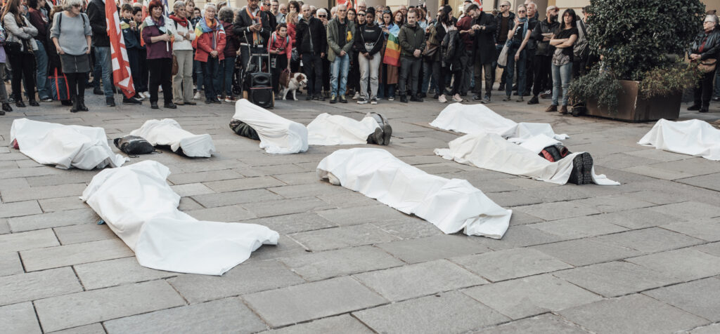 La manifestazione a Cuneo contro la strage di Cutro, teli bianchi su corpi anonimi