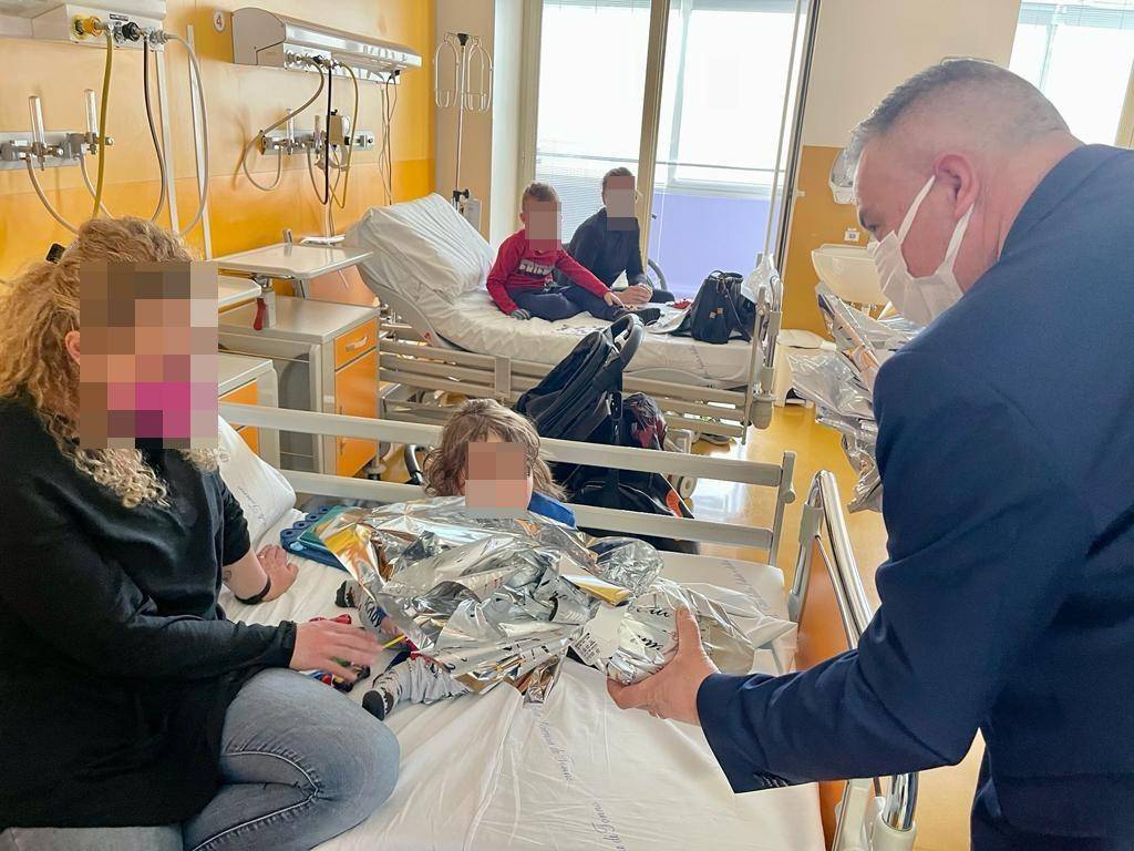 La consegna delle uova di Pasqua al Regina Margherita oncologico