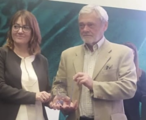 Vicesindaca di Torino Michela Favaro consegna il riconoscimento ad Alessandro Bobba, rappresentante Lvia