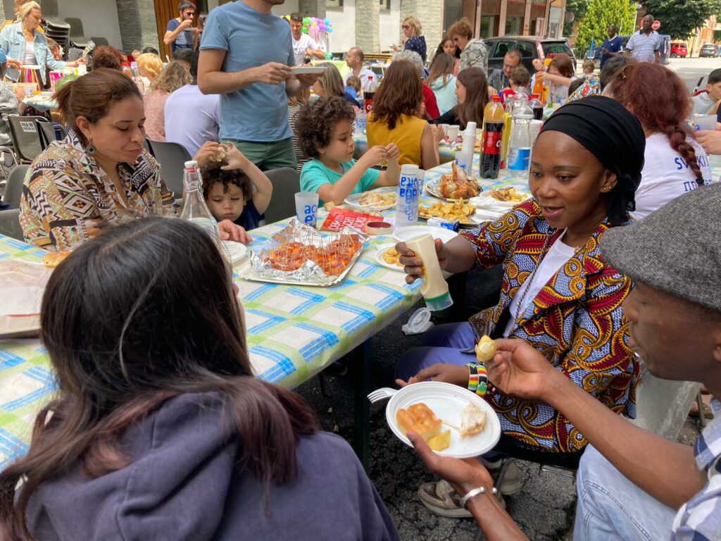 Mangiando insieme in via Meucci con il Sai
