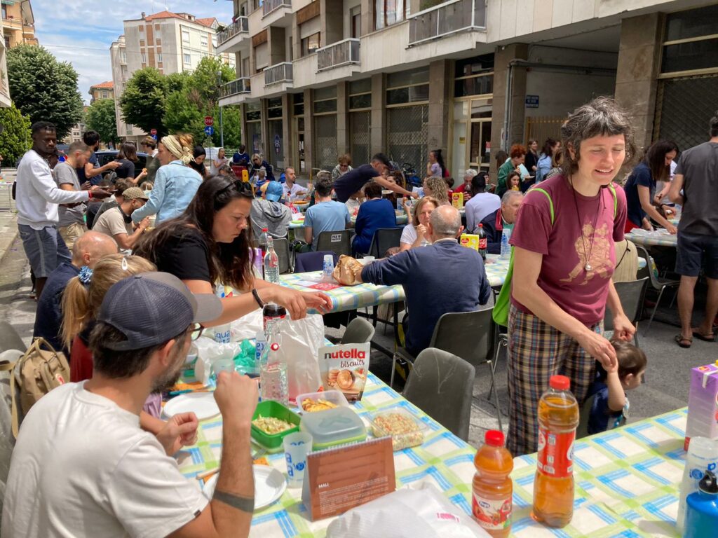Mangiando insieme in via Meucci con il Sai