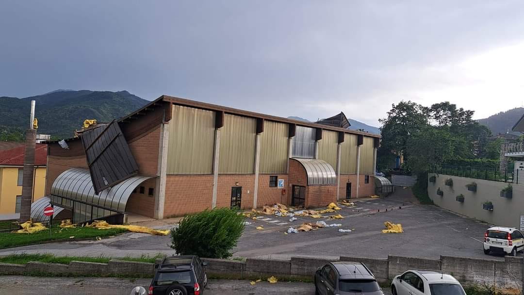 Tromba d'aria a Villanova - palazzetto dello sport scoperchiato