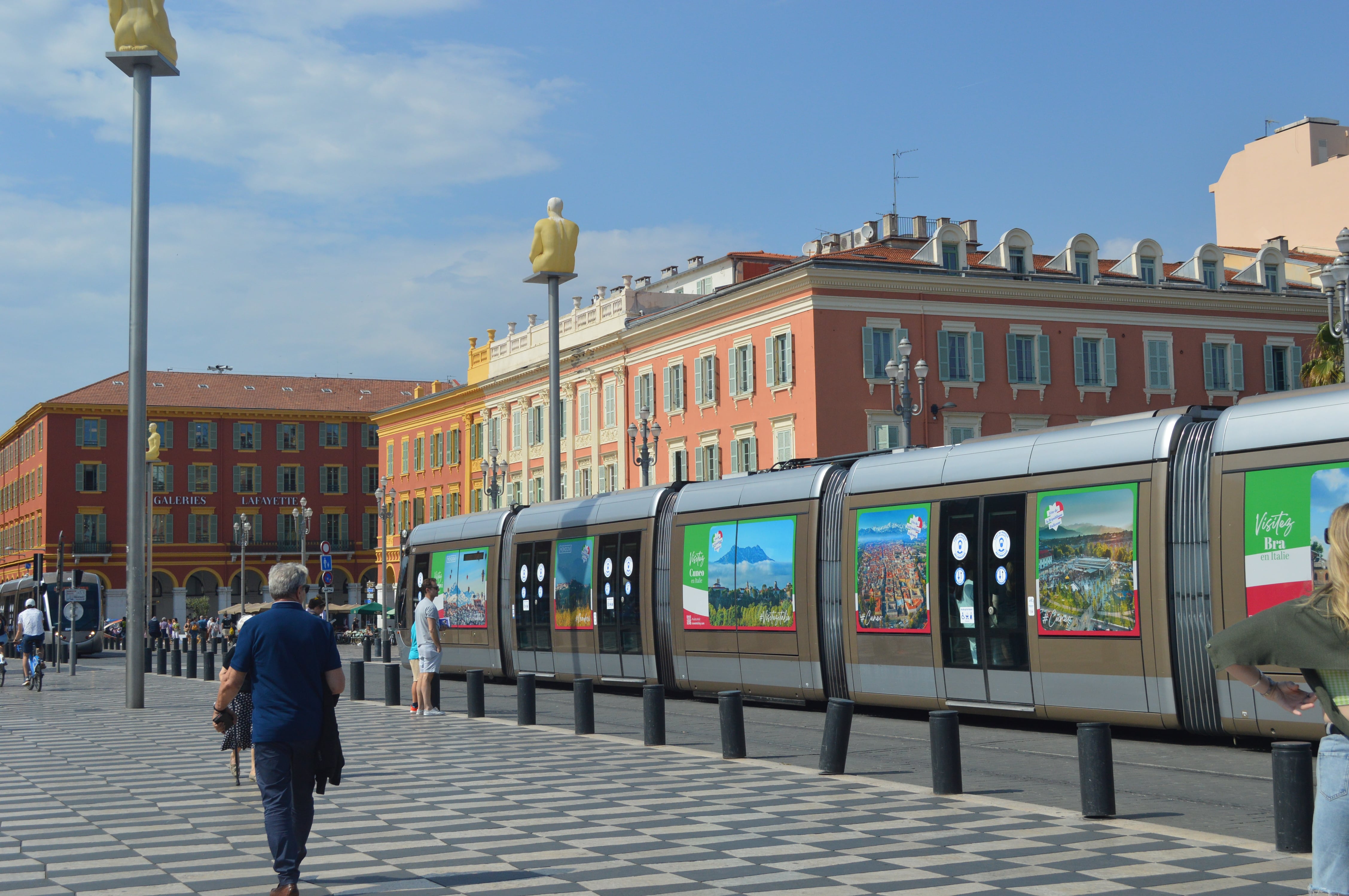 La Guida - La Città di Cuneo sui tram di Nizza