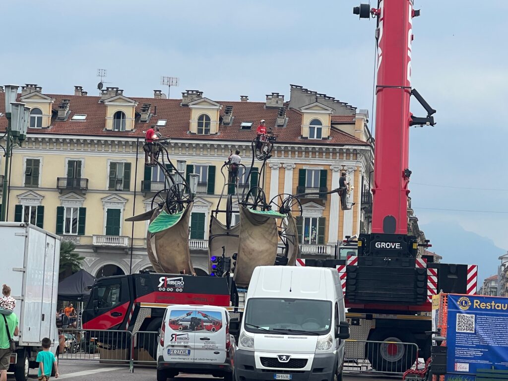 Le prove ello spettacolo di Mirabilia in piazza Galimberti