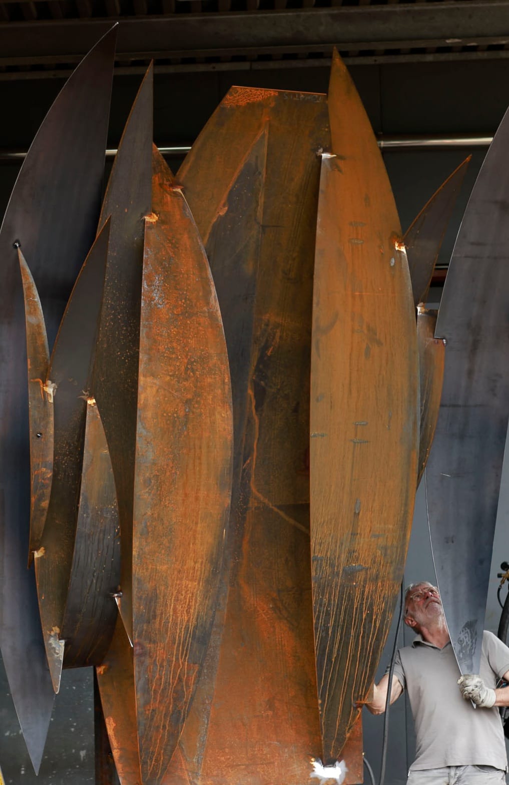 Elio Garis al lavoro sulla scultura "Intrecci"
