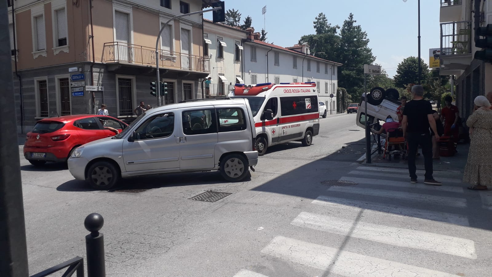 La Guida - Scontro fra due veicoli in centro Caraglio, traffico in tilt