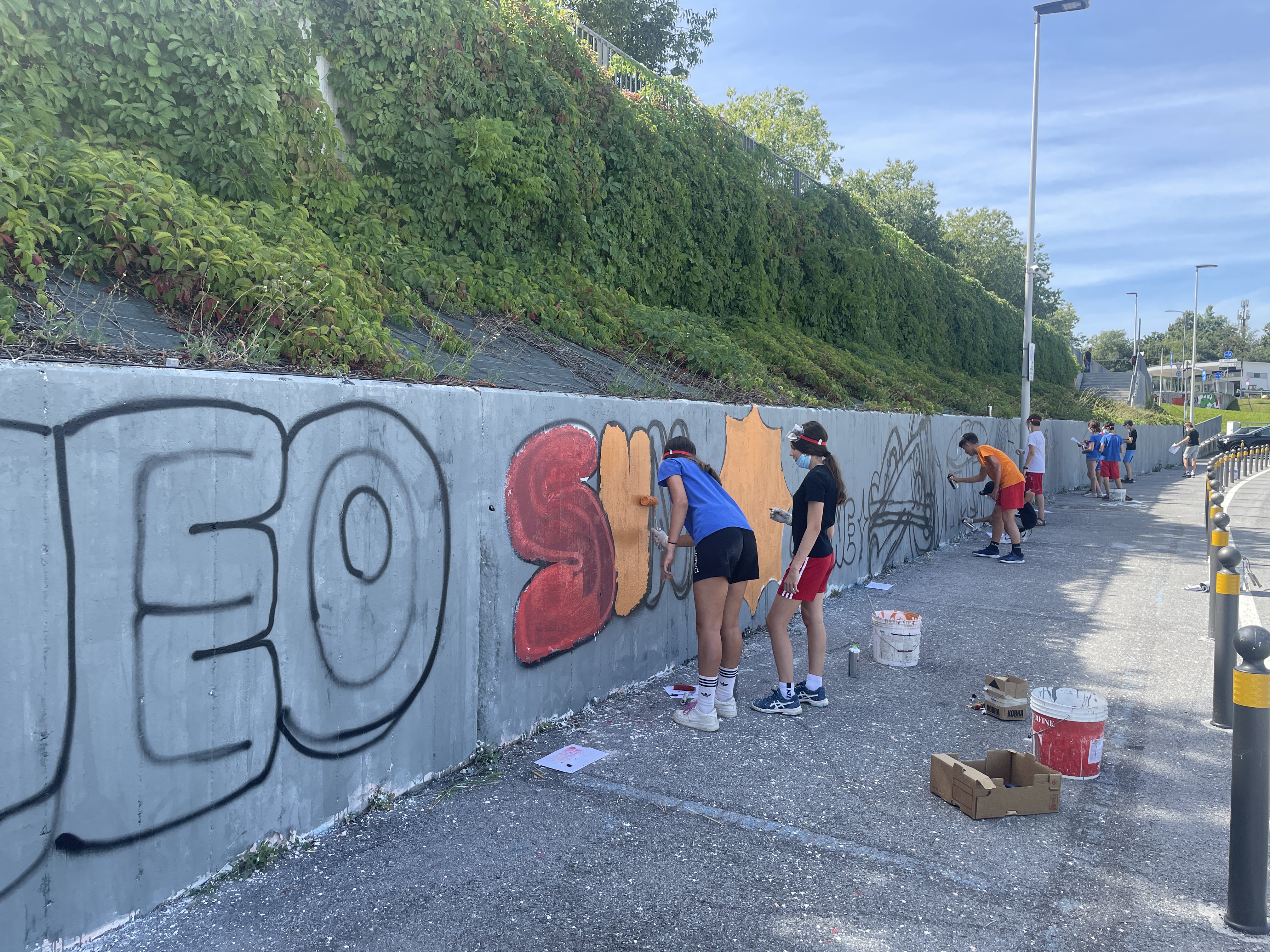 La Guida - Un graffito collettivo sul muro del Movicentro a Cuneo (Video)
