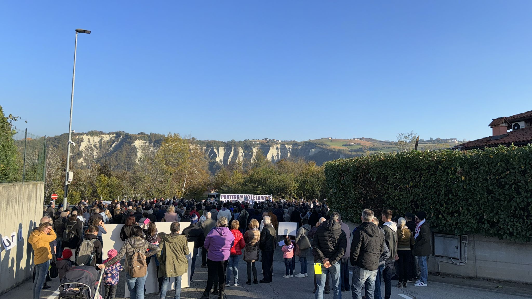 Clavesana protesta contro la discarica