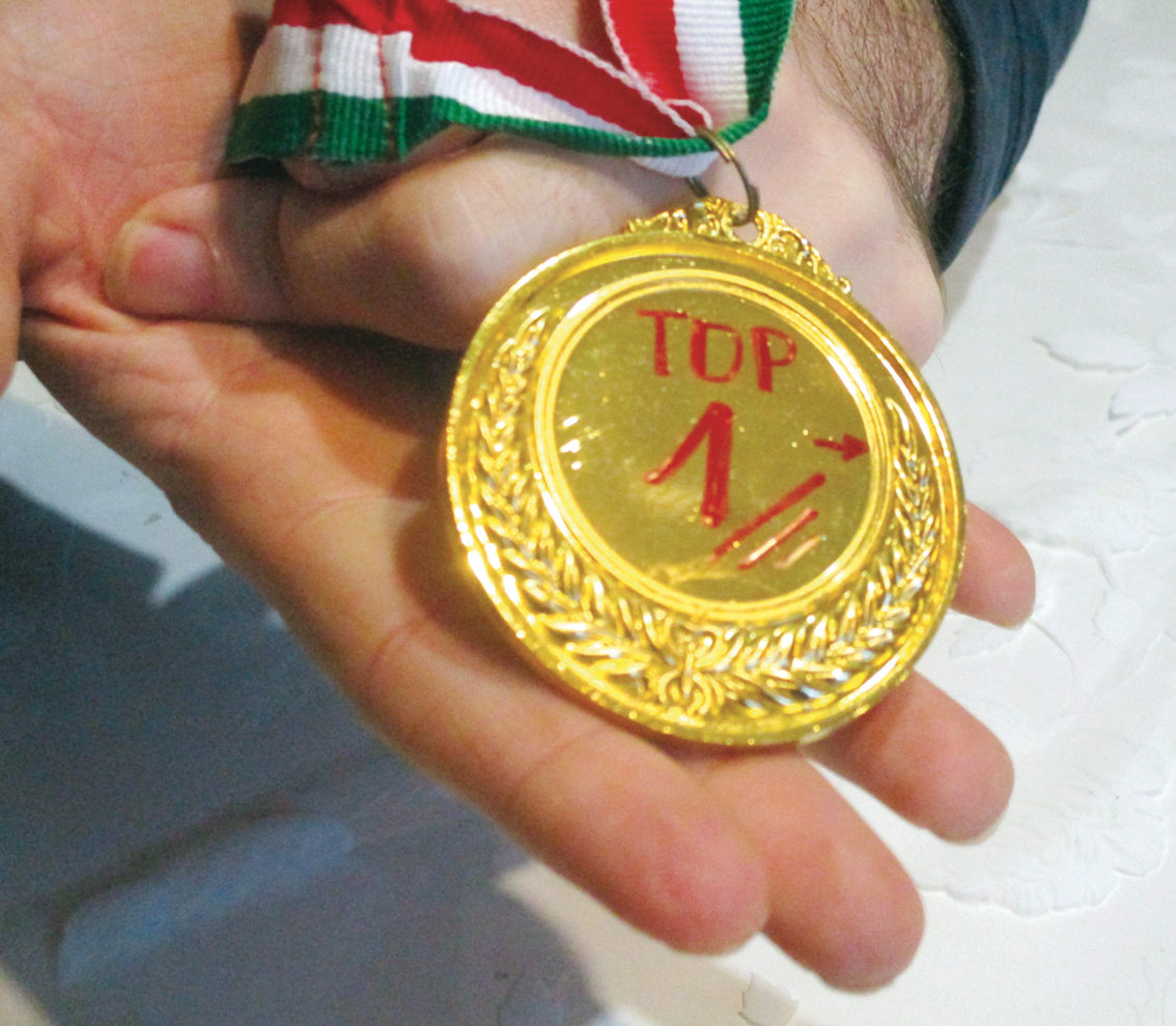 La medaglia consegnata a Mattia dai colleghi dell’Unieuro di Saluzzo, nell’ultimo suo giorno di lavoro.