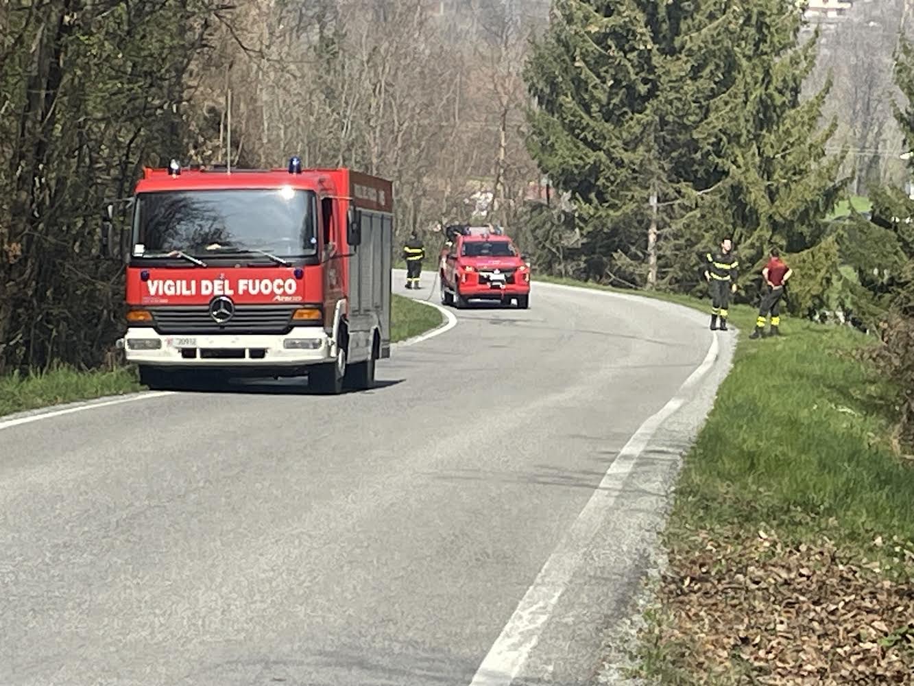 Paesana - rogo di sterpaglie domato dai Vigili del Fuoco