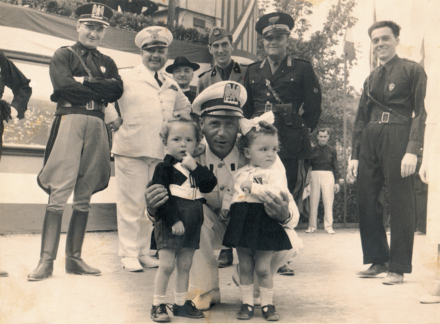 Achille Starace a Borgo negli Anni Trenta mentre abbraccia due bambini