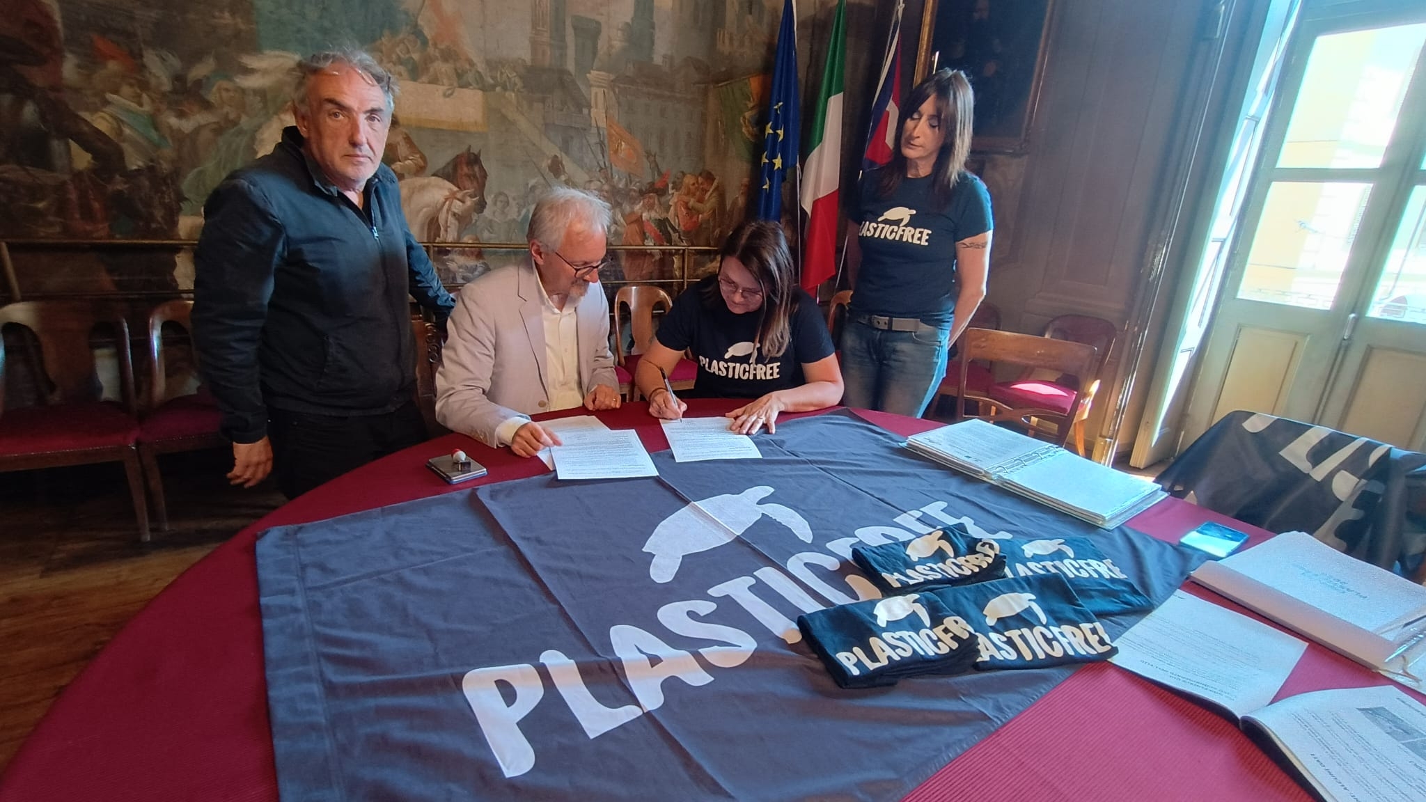 Firma ordinanza contro i palloncini a Dronero