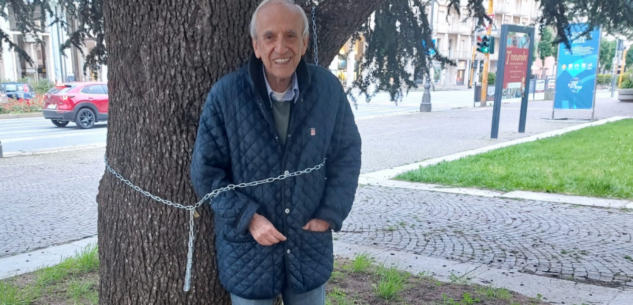 La Guida - Ugo Sturlese si incantena (anche) all’ingresso dell’ospedale