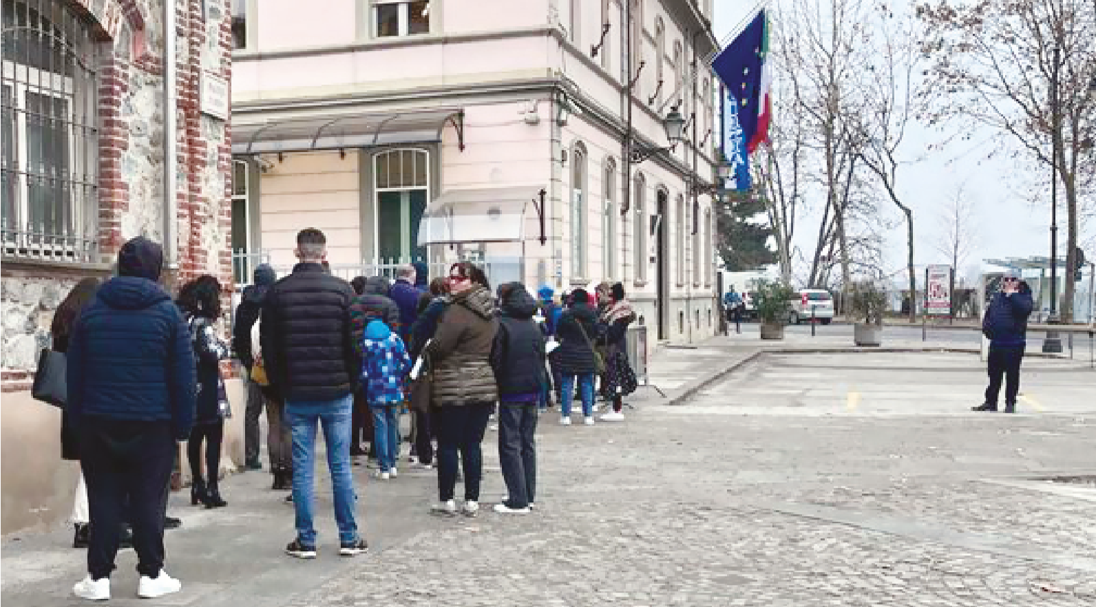 Cuneo - In coda davanti alla Questura