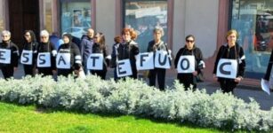 La Guida - 50.000 sudari per Gaza, presidio in via Roma per il cessate il fuoco in Palestina e Cisgiordania