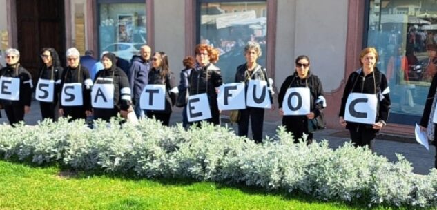 La Guida - 50.000 sudari per Gaza, presidio in via Roma per il cessate il fuoco in Palestina e Cisgiordania