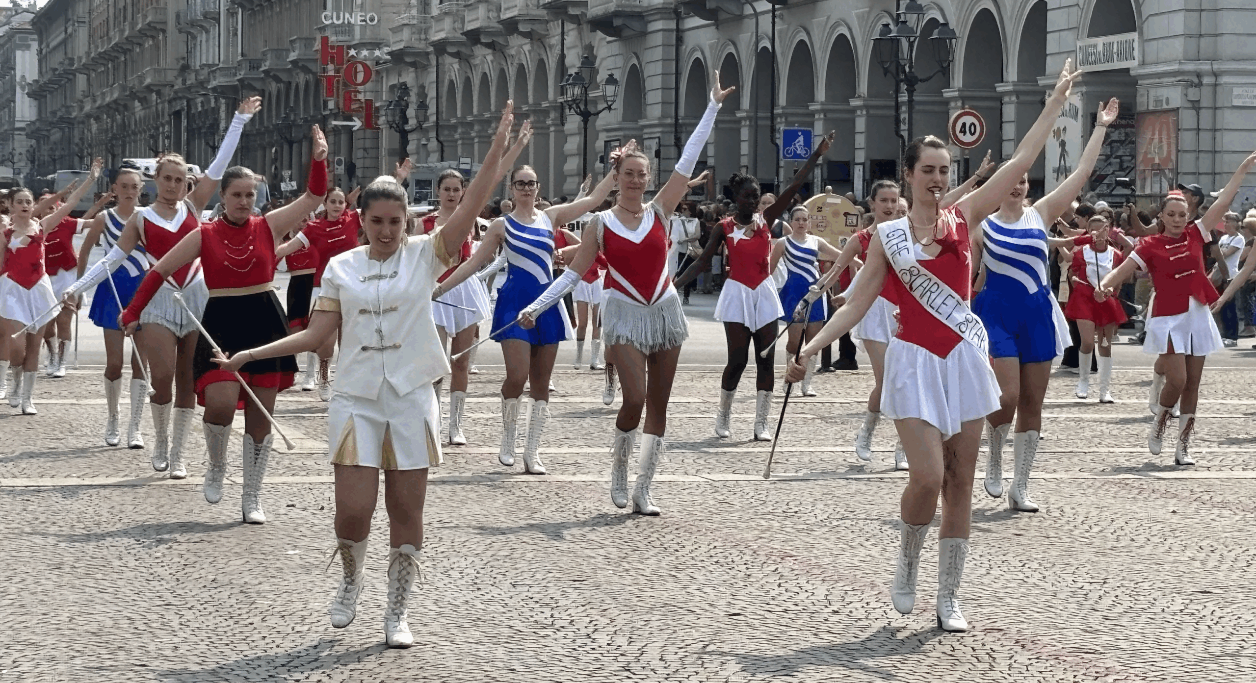 La Guida - La sfilata e le esibizioni delle bande musicali e delle majorettes a Cuneo – (Foto e video)