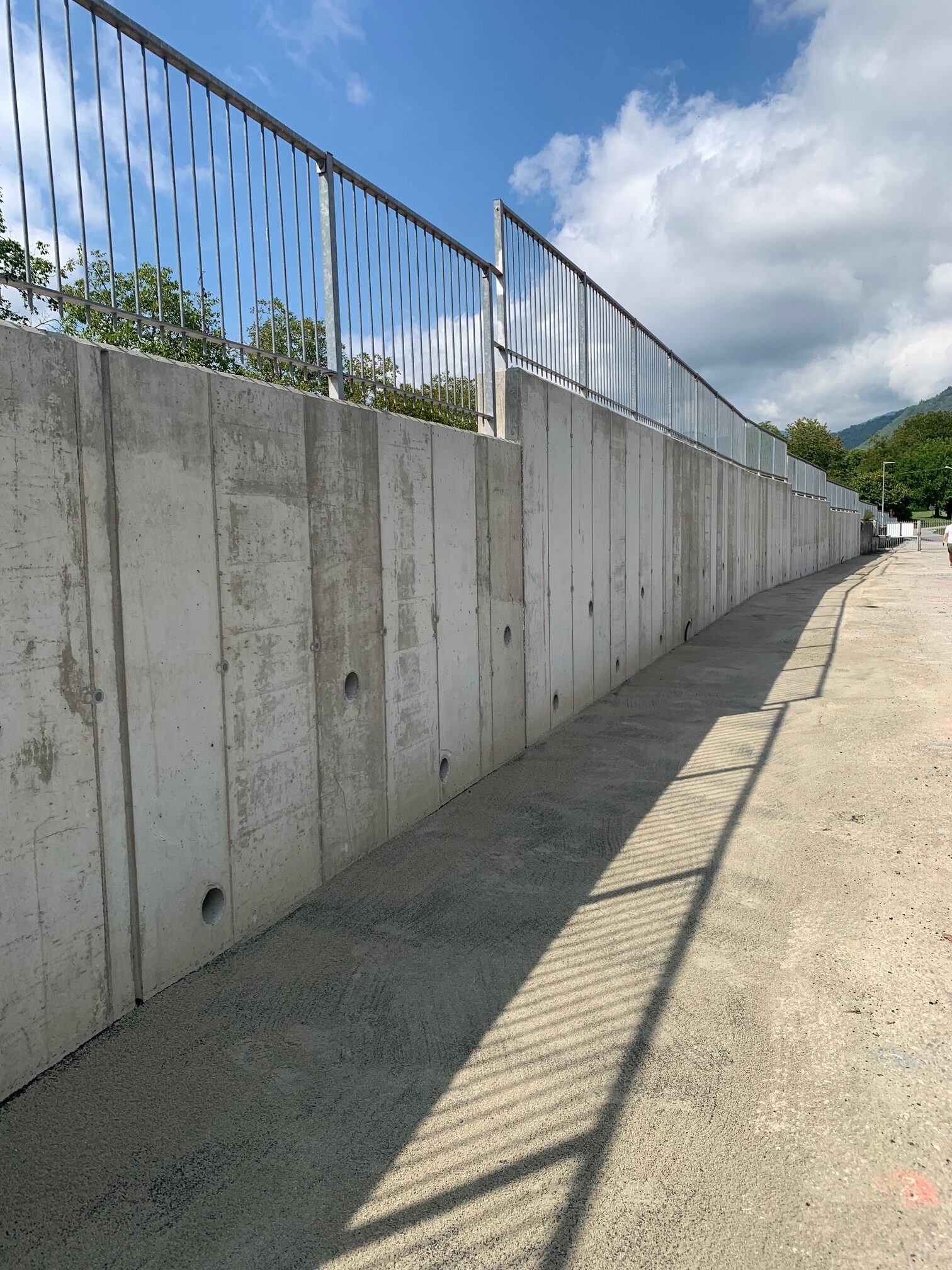 Piano Quinto: muro di sostegno passi carrai degli accessi al plesso scolastico