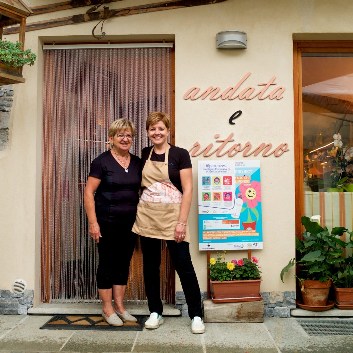 Rittana - Debora con la madre Bruna, davanti alla bottega Andata e Ritorno